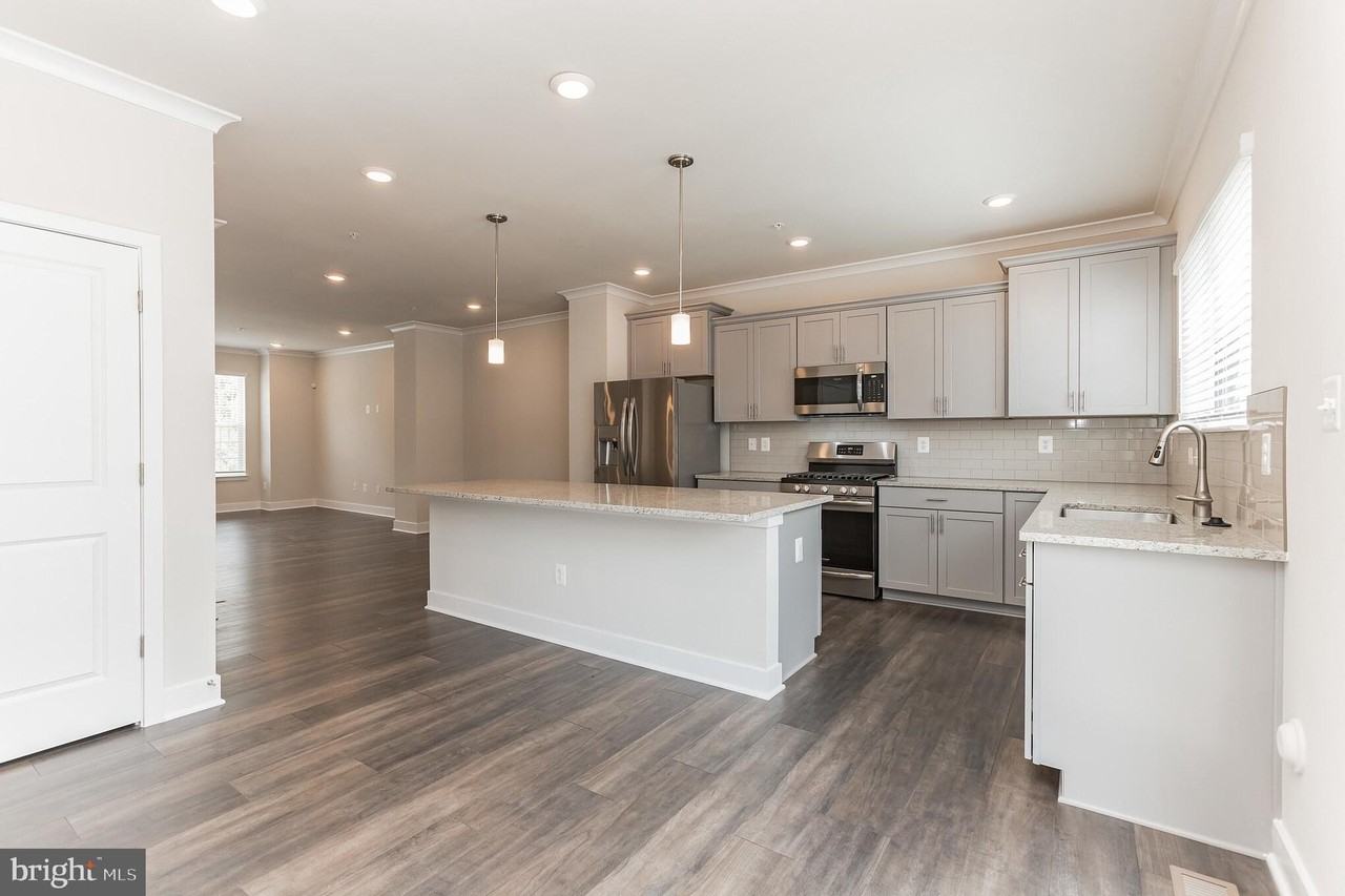 8039 Blue Stream Dr - Photo 6 of 29