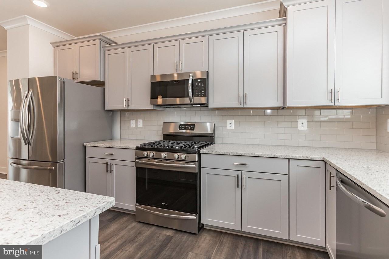 8039 Blue Stream Dr - Photo 7 of 29