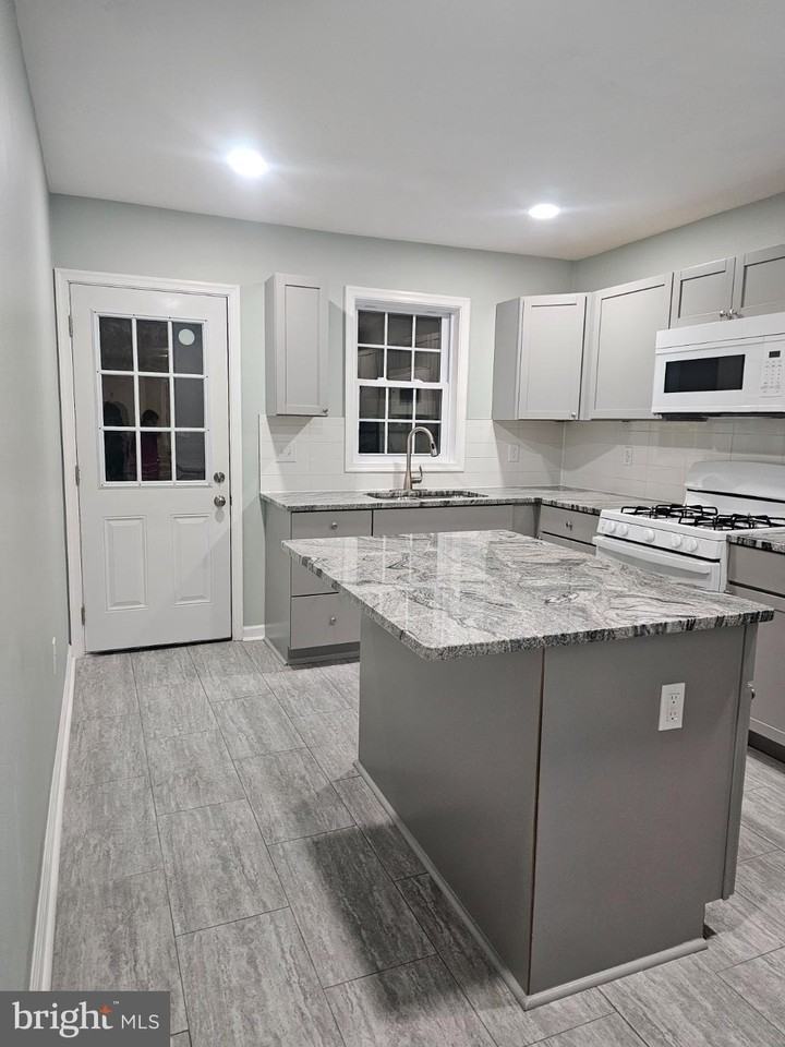 782 Baltimore St ## 2 - Photo 3 of 12