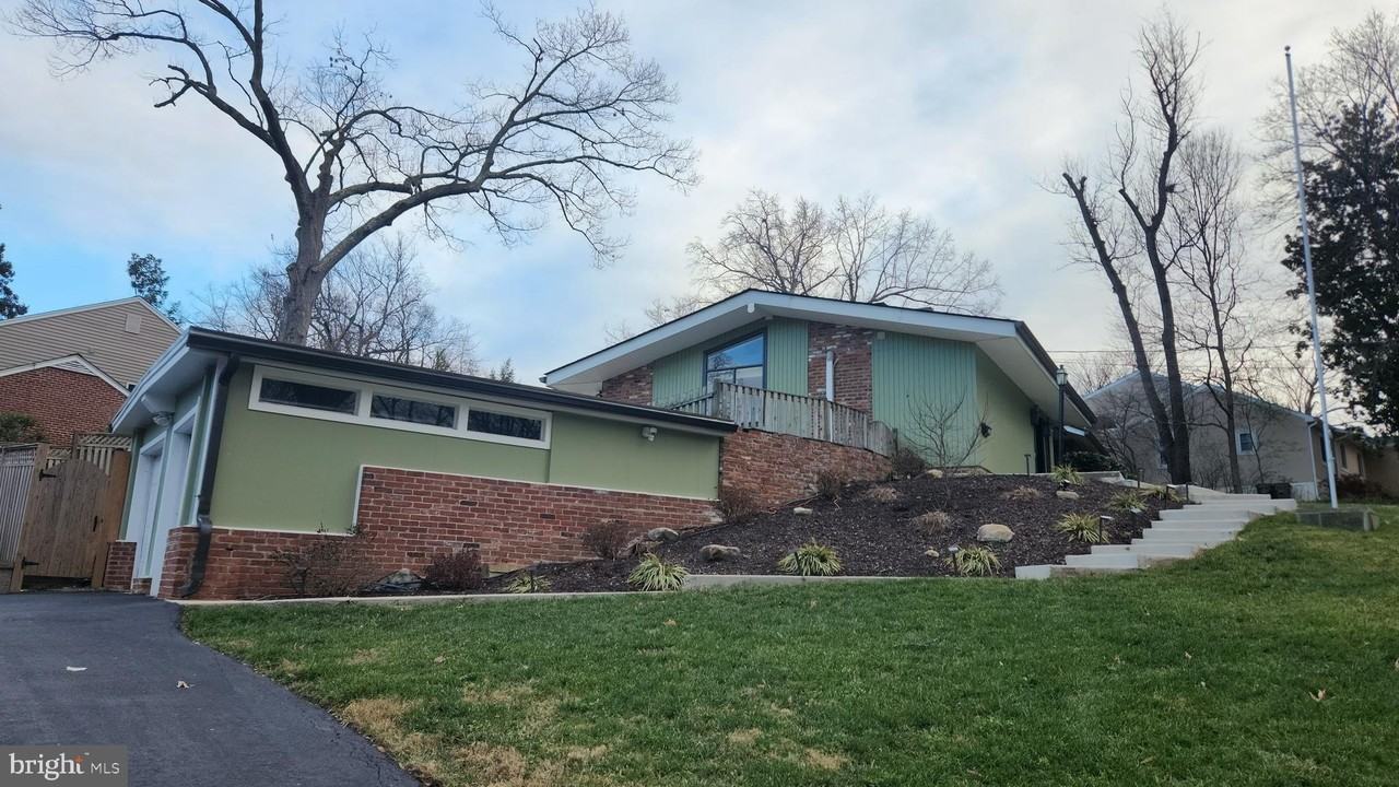 7609 Woodridge Cir - Photo 3 of 43