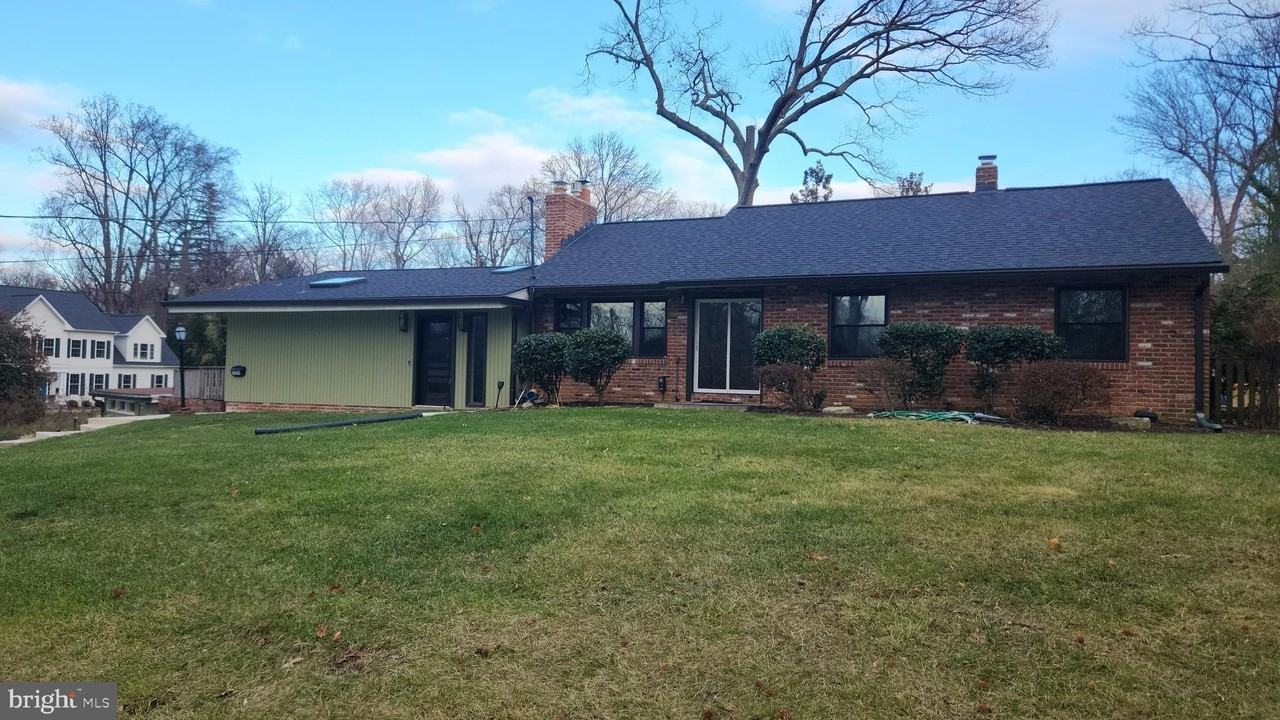 7609 Woodridge Cir - Photo 5 of 43