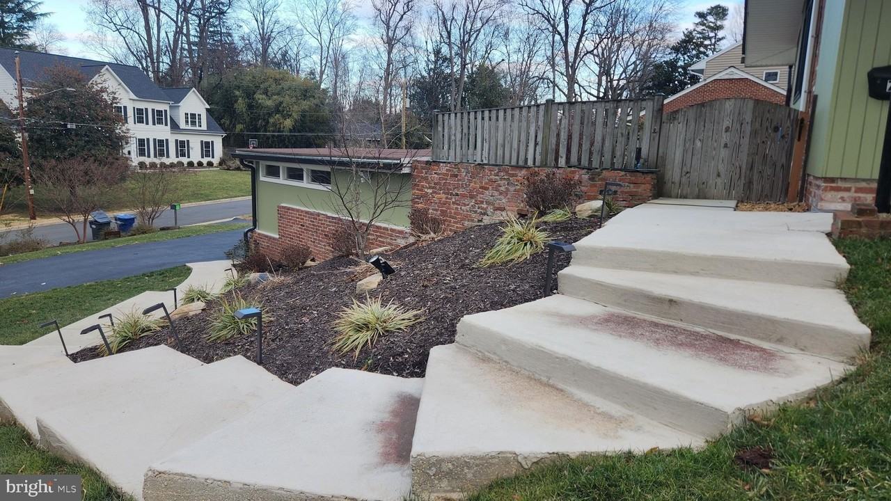 7609 Woodridge Cir - Photo 6 of 43