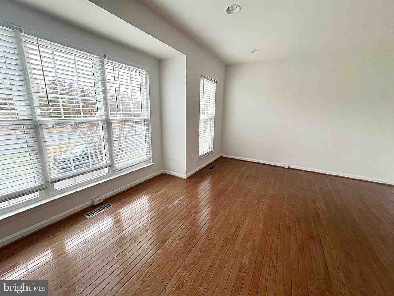 43511 Evian Ln - Photo 4 of 8