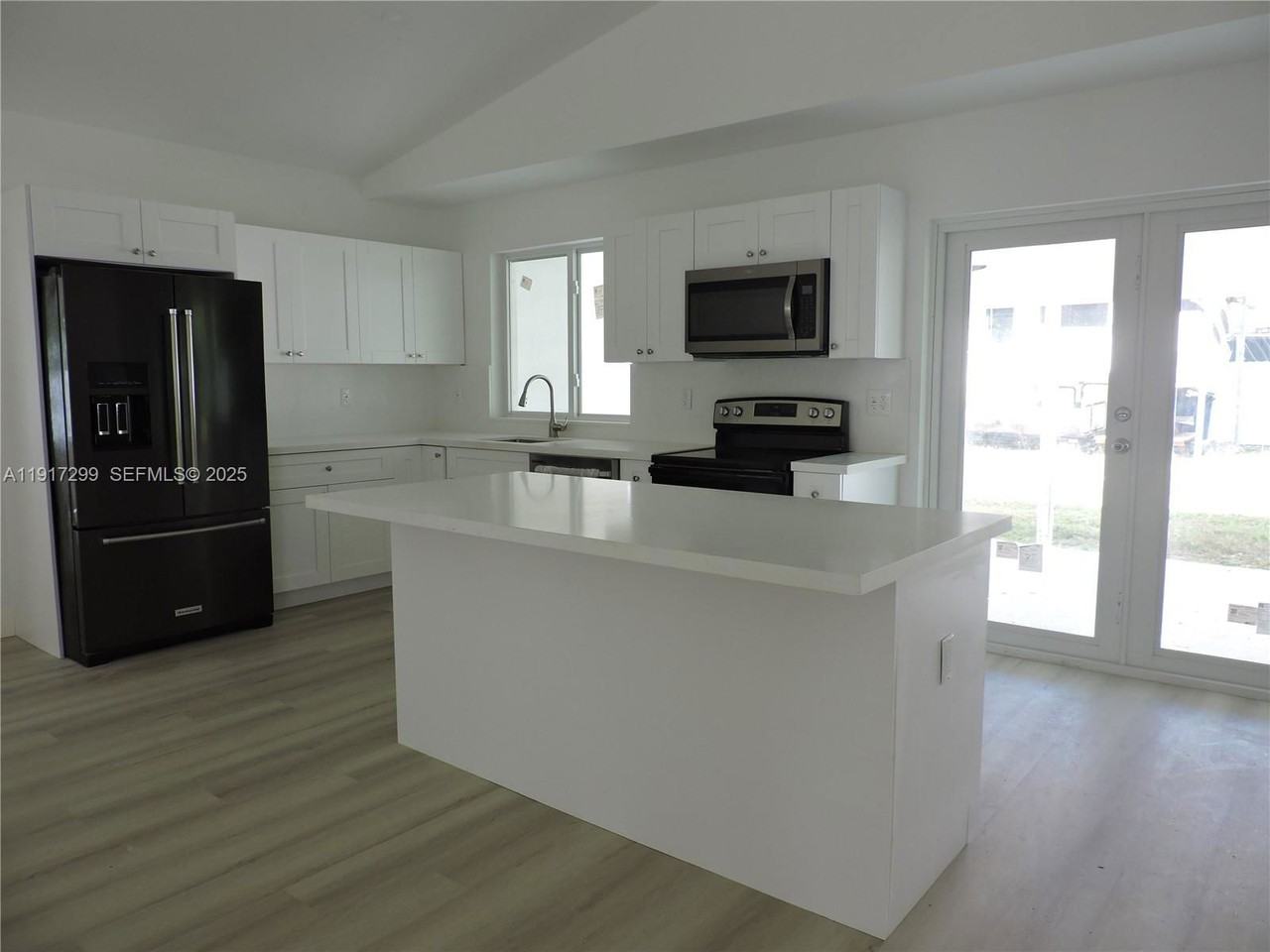 849 Nw 12th St - Photo 2 of 8