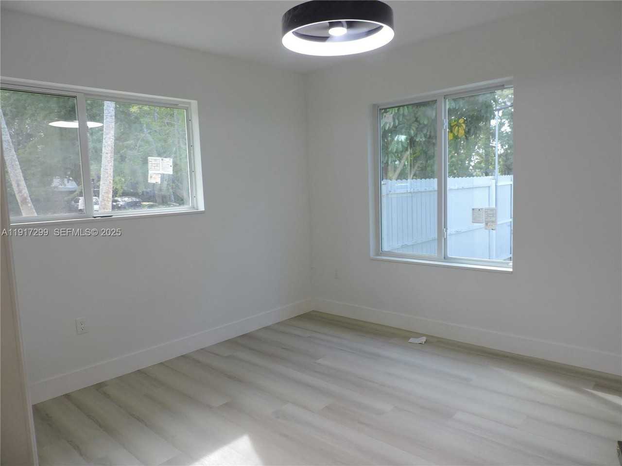 849 Nw 12th St - Photo 6 of 8