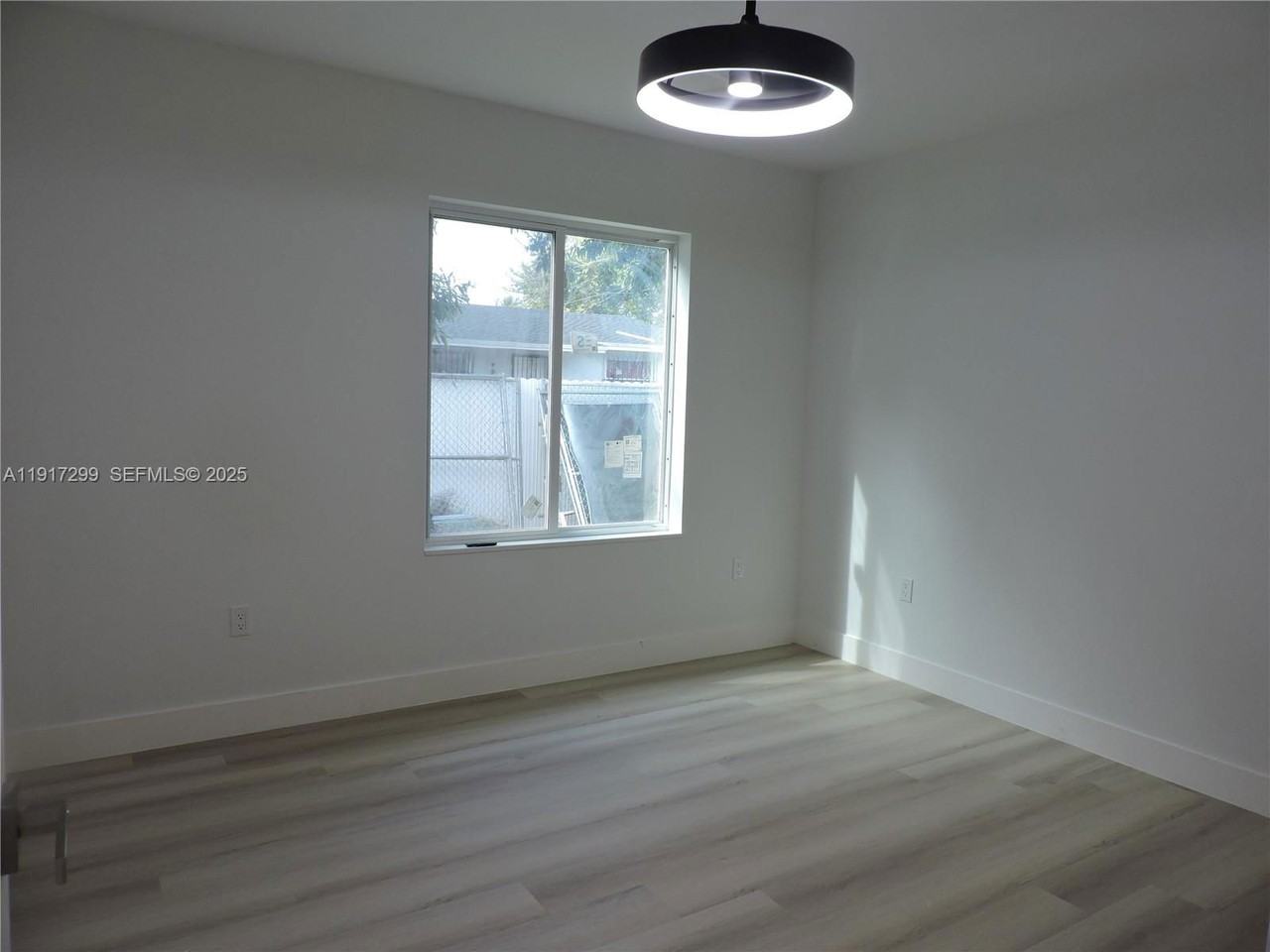 849 Nw 12th St - Photo 7 of 8