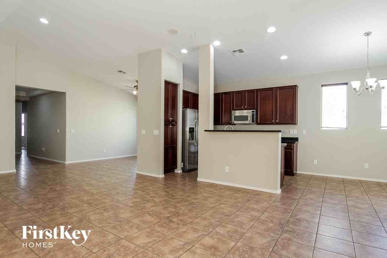 15247 W Edgemont Ave - Photo 3 of 15