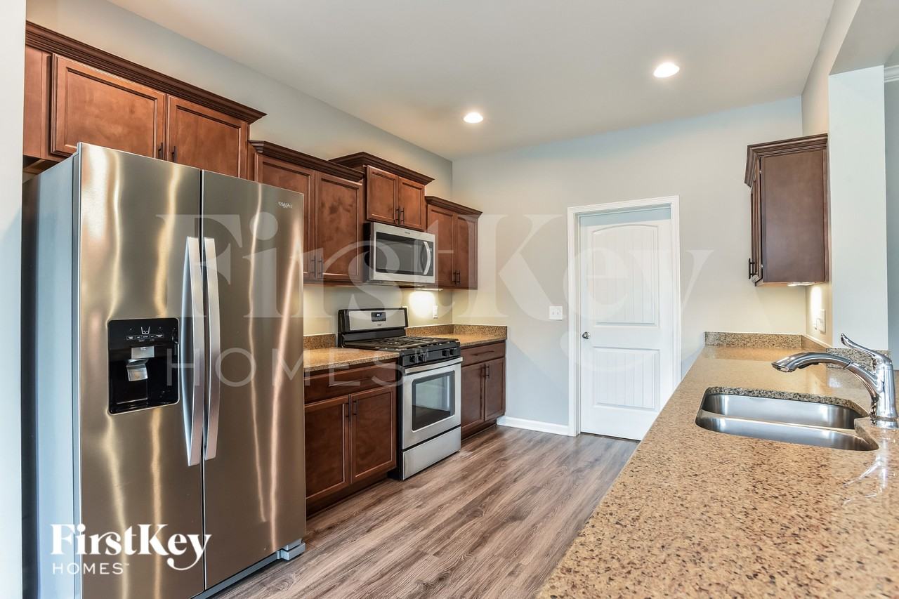 1146 Cotillion Dr - Photo 5 of 16