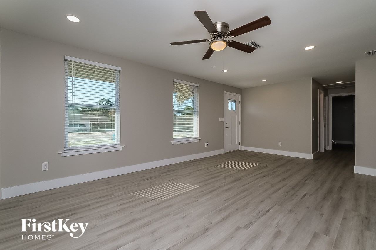 9479 Purdy St - Photo 3 of 15