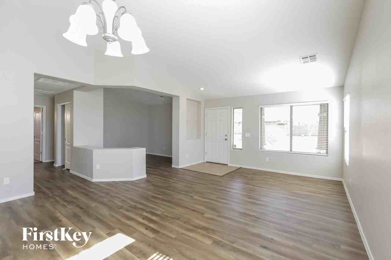 6220 S 52nd Dr - Photo 3 of 14