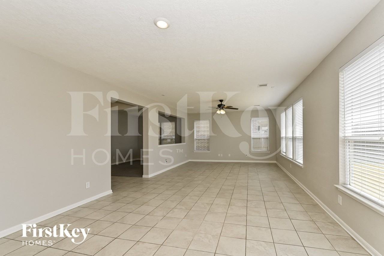 5139 Castle Discordia St - Photo 3 of 15