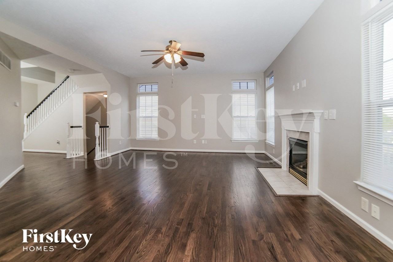 604 Indian Lake Dr - Photo 2 of 15