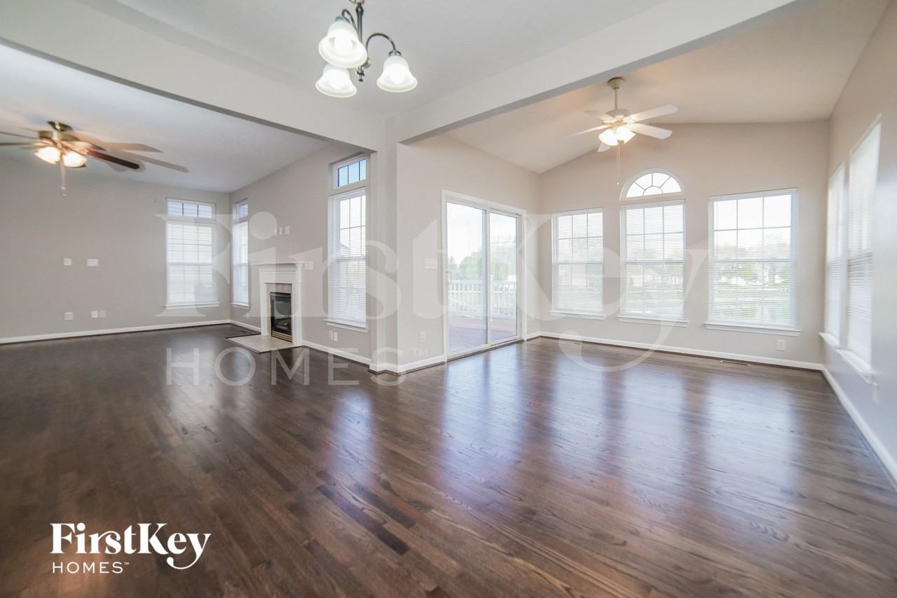 604 Indian Lake Dr - Photo 4 of 15