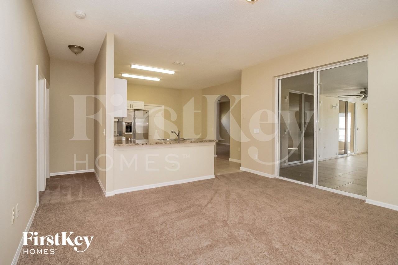 434 Bloomfield Dr - Photo 3 of 15