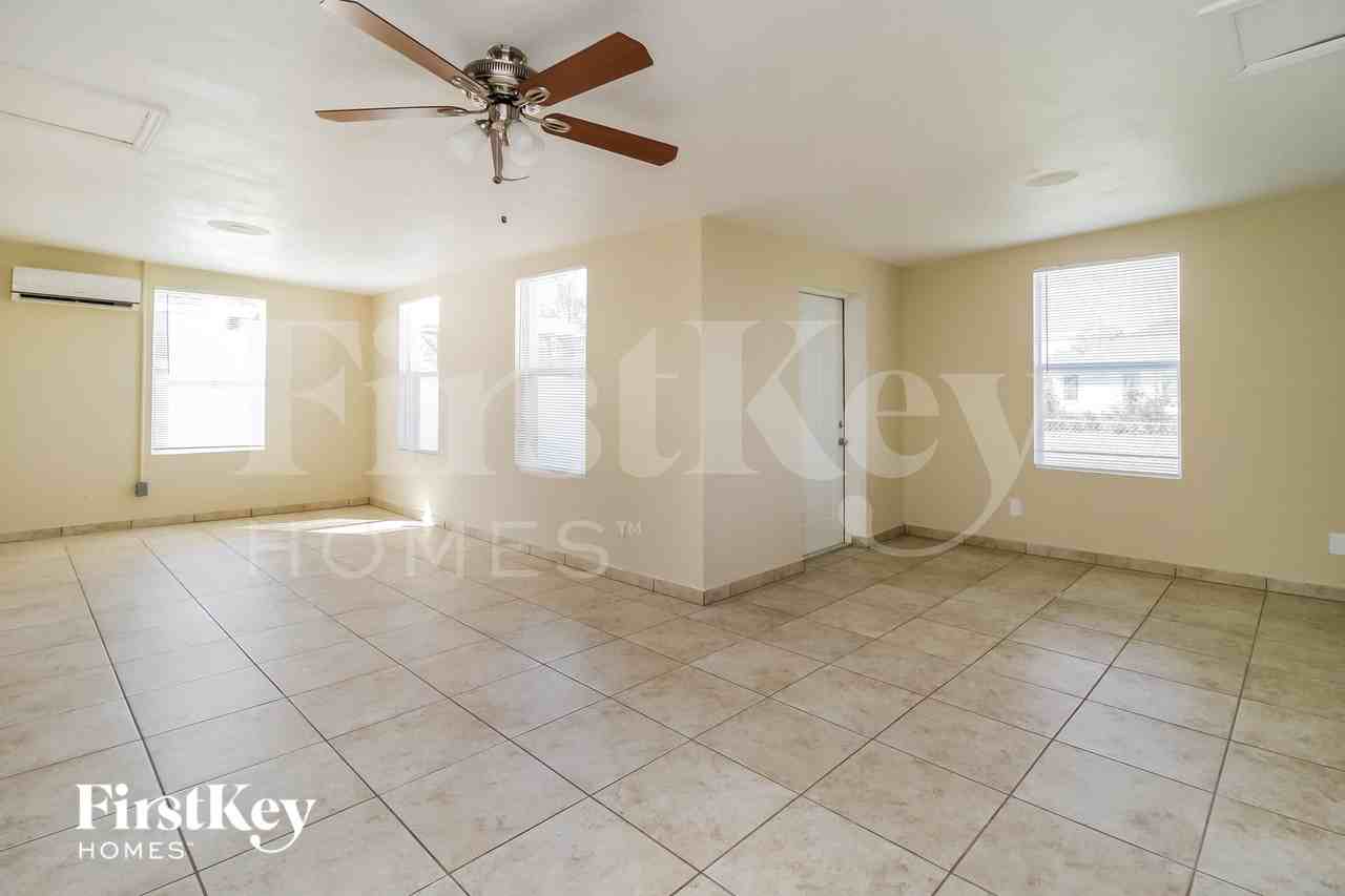 434 Bloomfield Dr - Photo 5 of 15