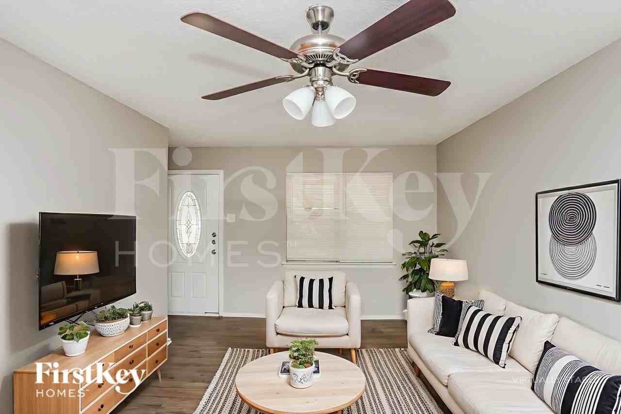 604 Stonewall Dr - Photo 4 of 19