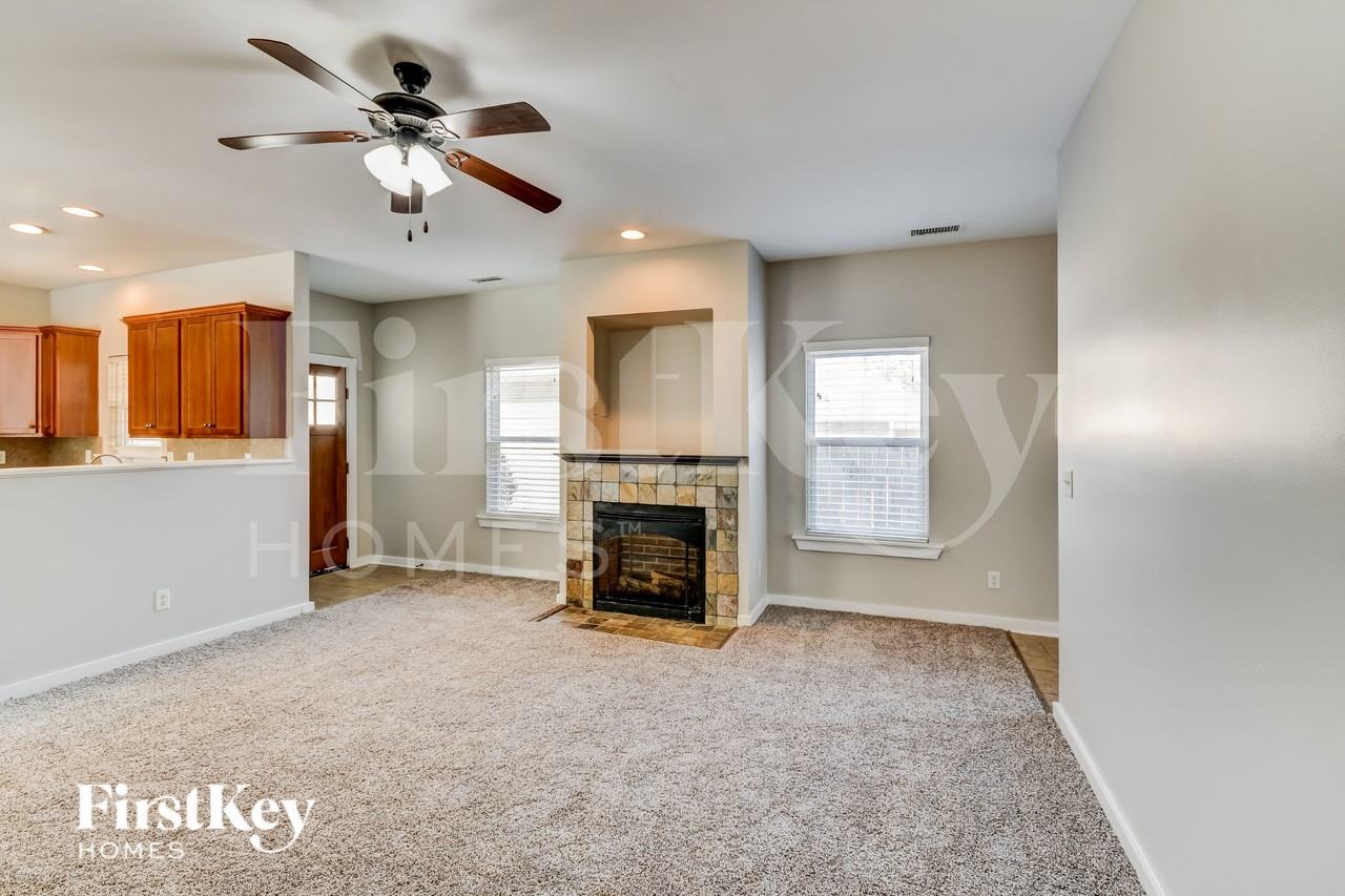 285 Hathaway Ln - Photo 3 of 16