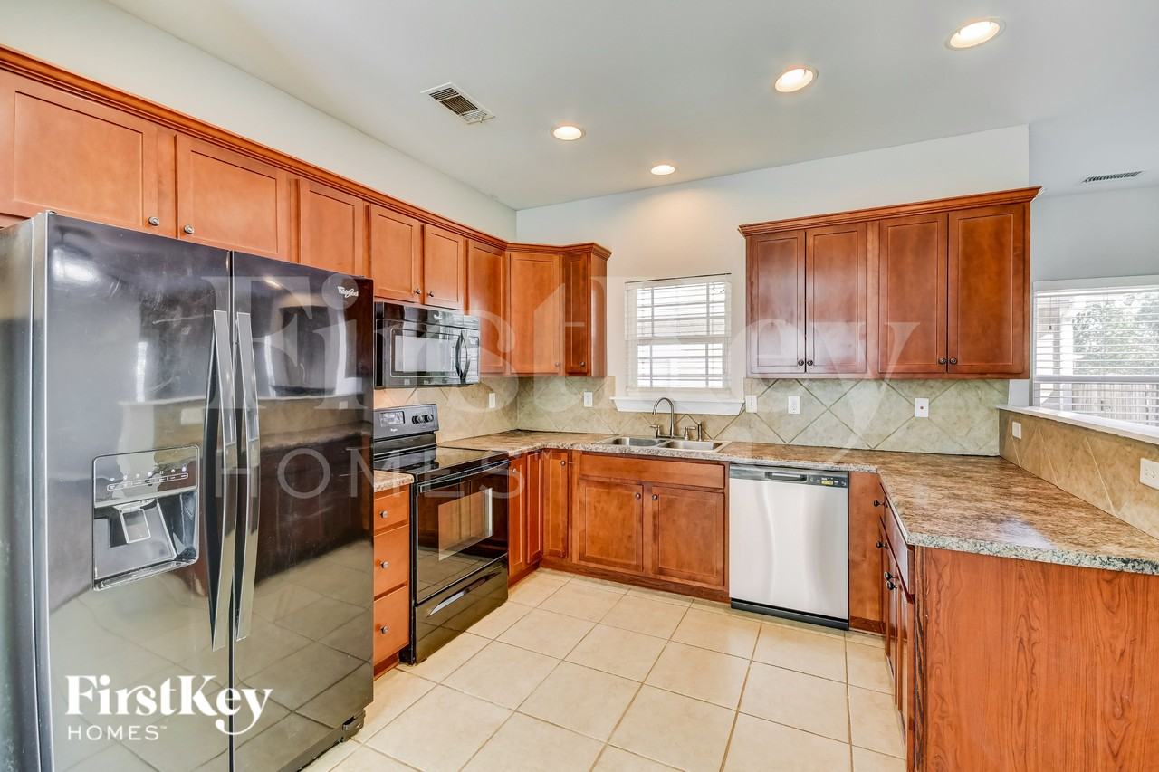 285 Hathaway Ln - Photo 6 of 16