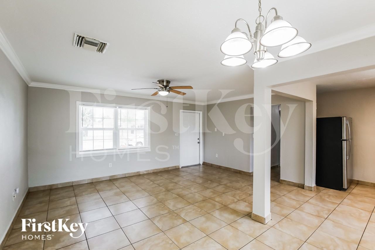 240 N 69th Way - Photo 6 of 19