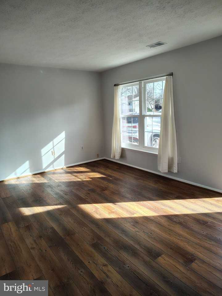 10704 Wyld Dr - Photo 3 of 8