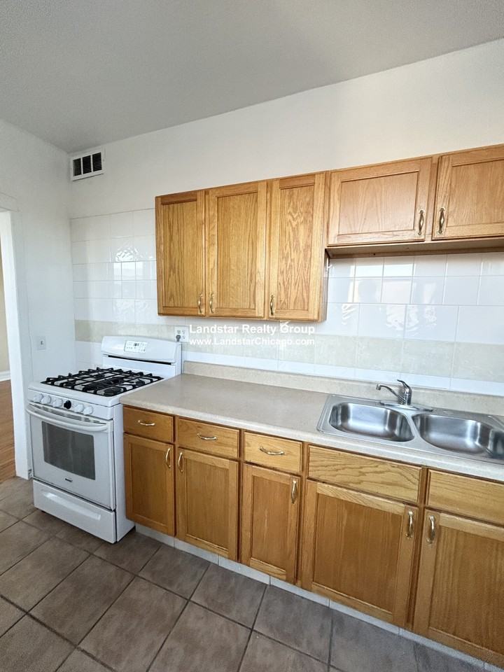 1670 W Pratt Blvd #2A - Photo 3 of 17