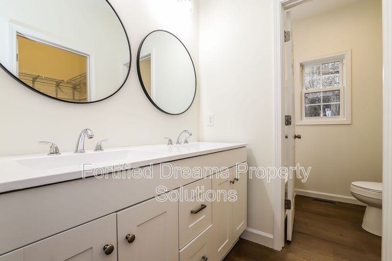 418 N Smith St - Photo 6 of 12