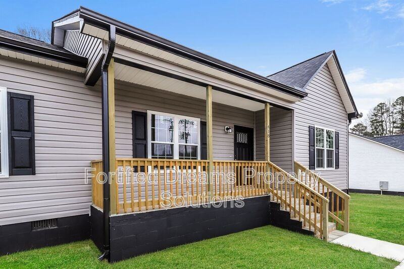 418 N Smith St - Photo 3 of 12