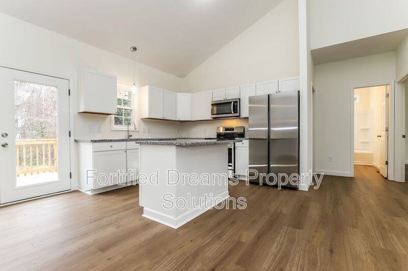 418 N Smith St - Photo 4 of 12