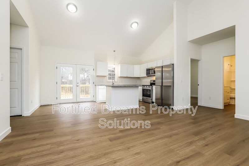 418 N Smith St - Photo 5 of 12