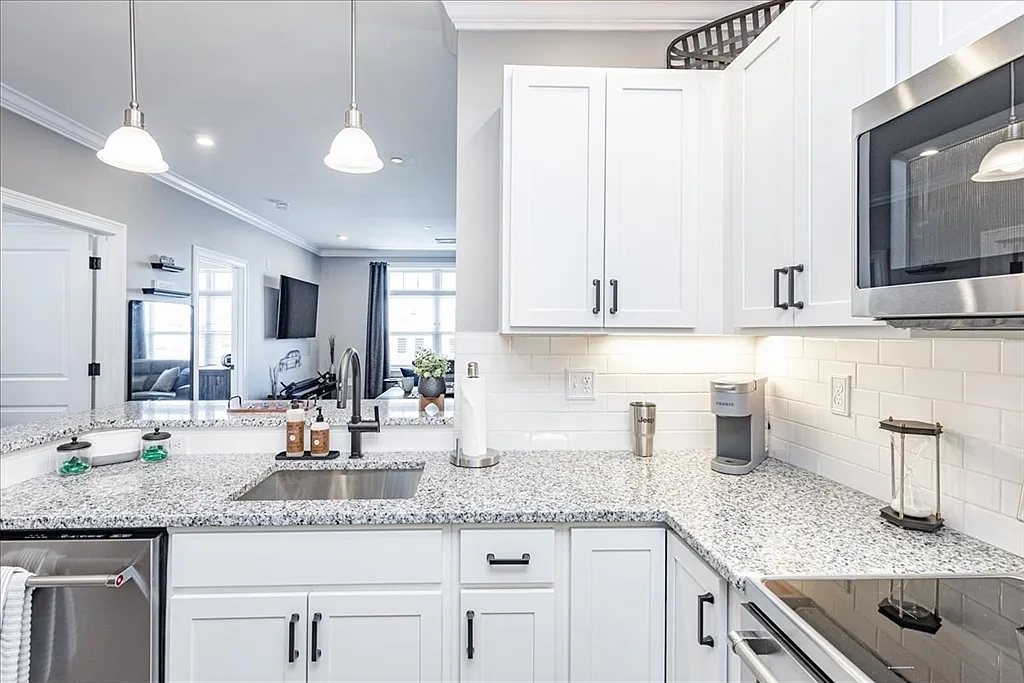 69 Foundry St - Photo 3 of 24