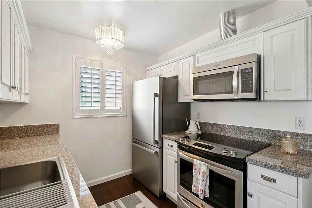 2704 Voorhees Ave - Photo 2 of 19