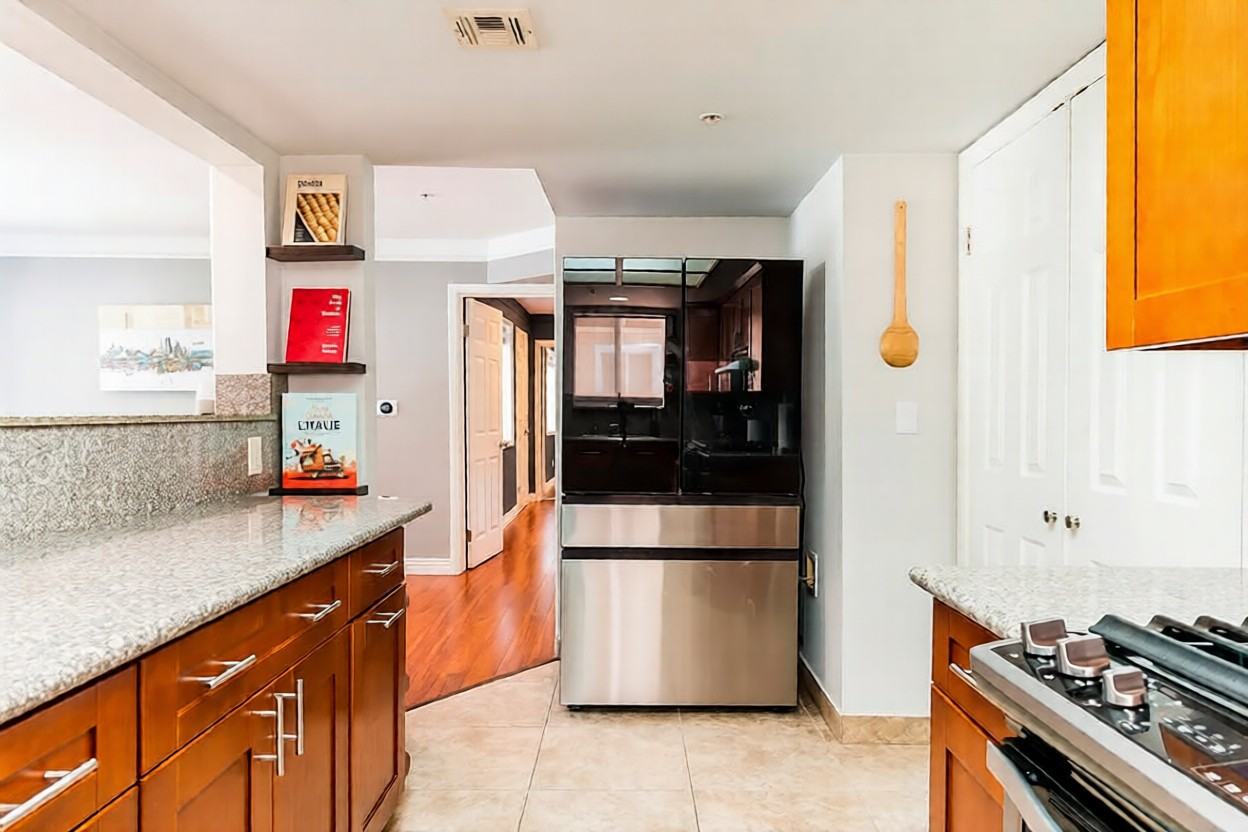 110 W Maple St - Photo 2 of 25