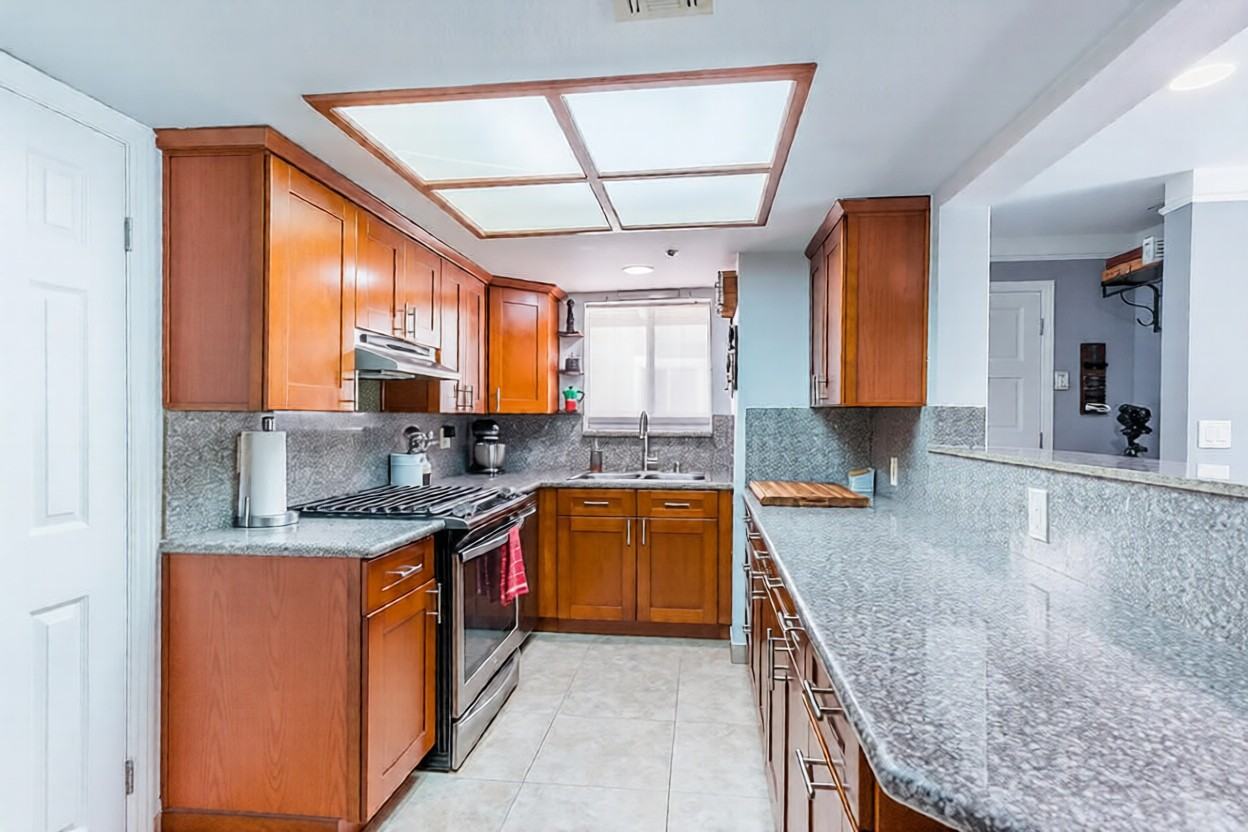 110 W Maple St - Photo 3 of 25