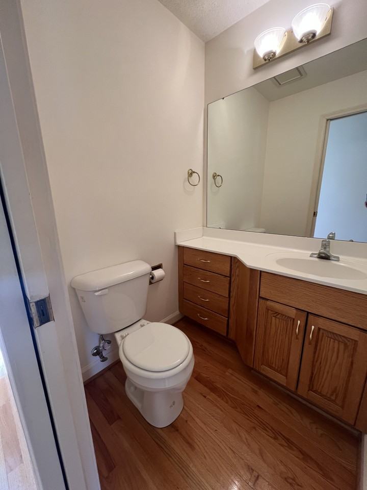 303 Lake Pointe Dr - Photo 4 of 36