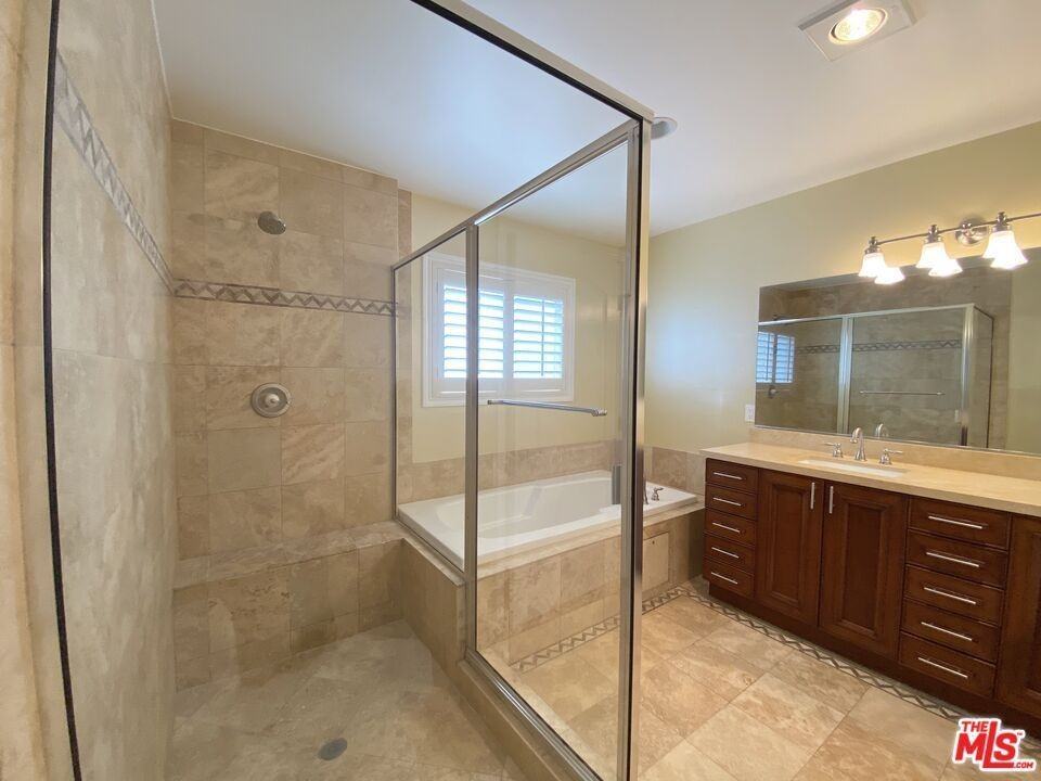 123 S Clark Dr #303 - Photo 7 of 15