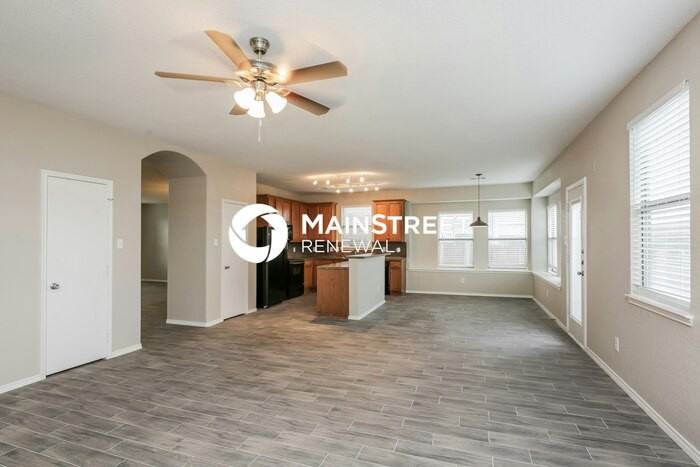 533 Crown Oaks Dr - Photo 3 of 17