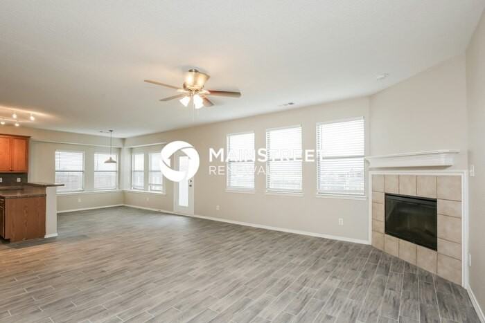 533 Crown Oaks Dr - Photo 4 of 17