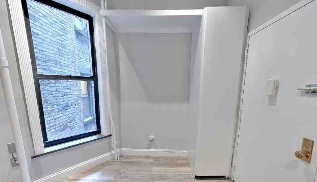 W 51st St #DA - Photo 2 of 3