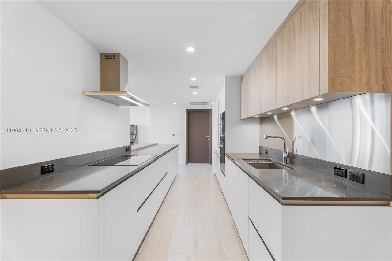 Brickell Plaza & SE 10th St - Photo 6 of 19