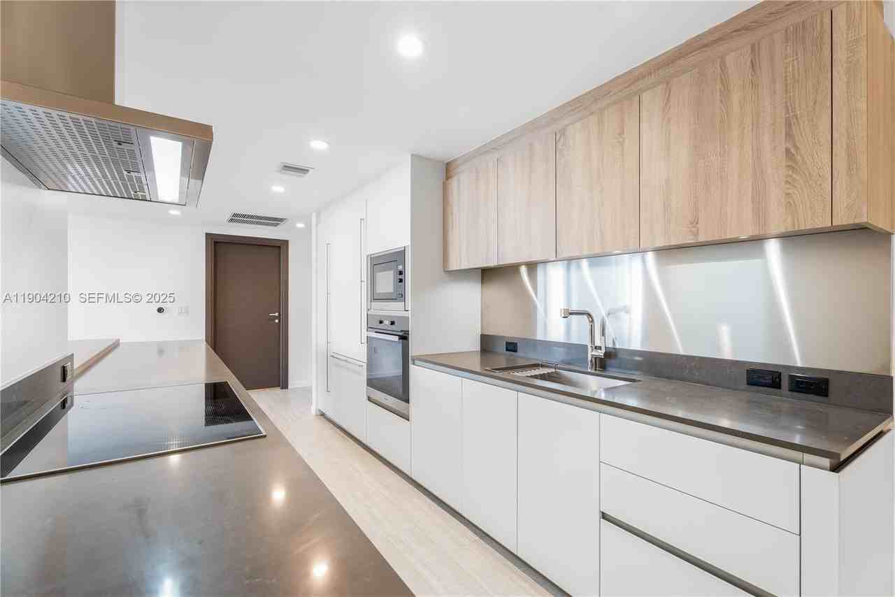 Brickell Plaza & SE 10th St - Photo 7 of 19