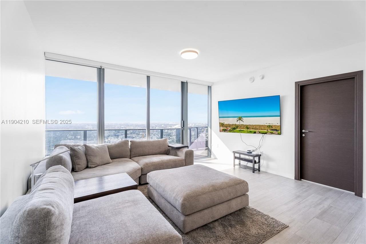 Brickell Plaza & SE 10th St - Photo 5 of 19