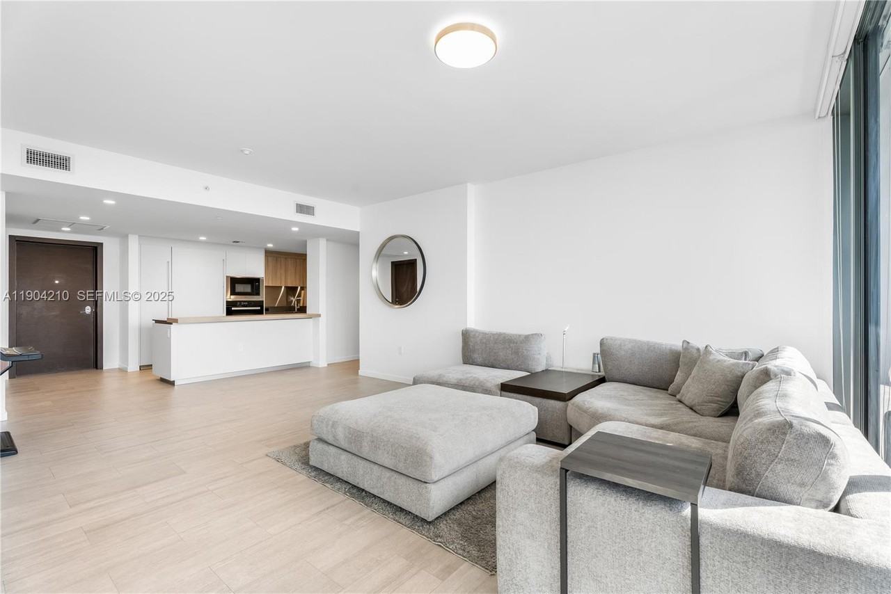 Brickell Plaza & SE 10th St - Photo 3 of 19