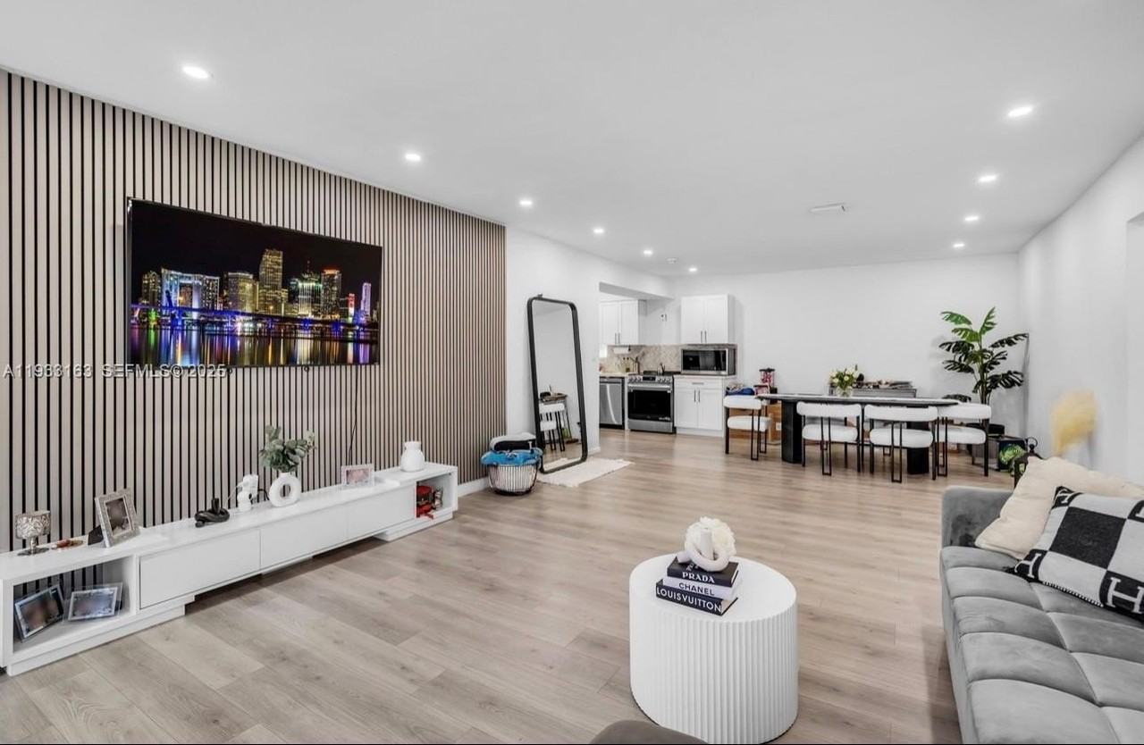 1735 Ne 147th St #1735 - Photo 3 of 11