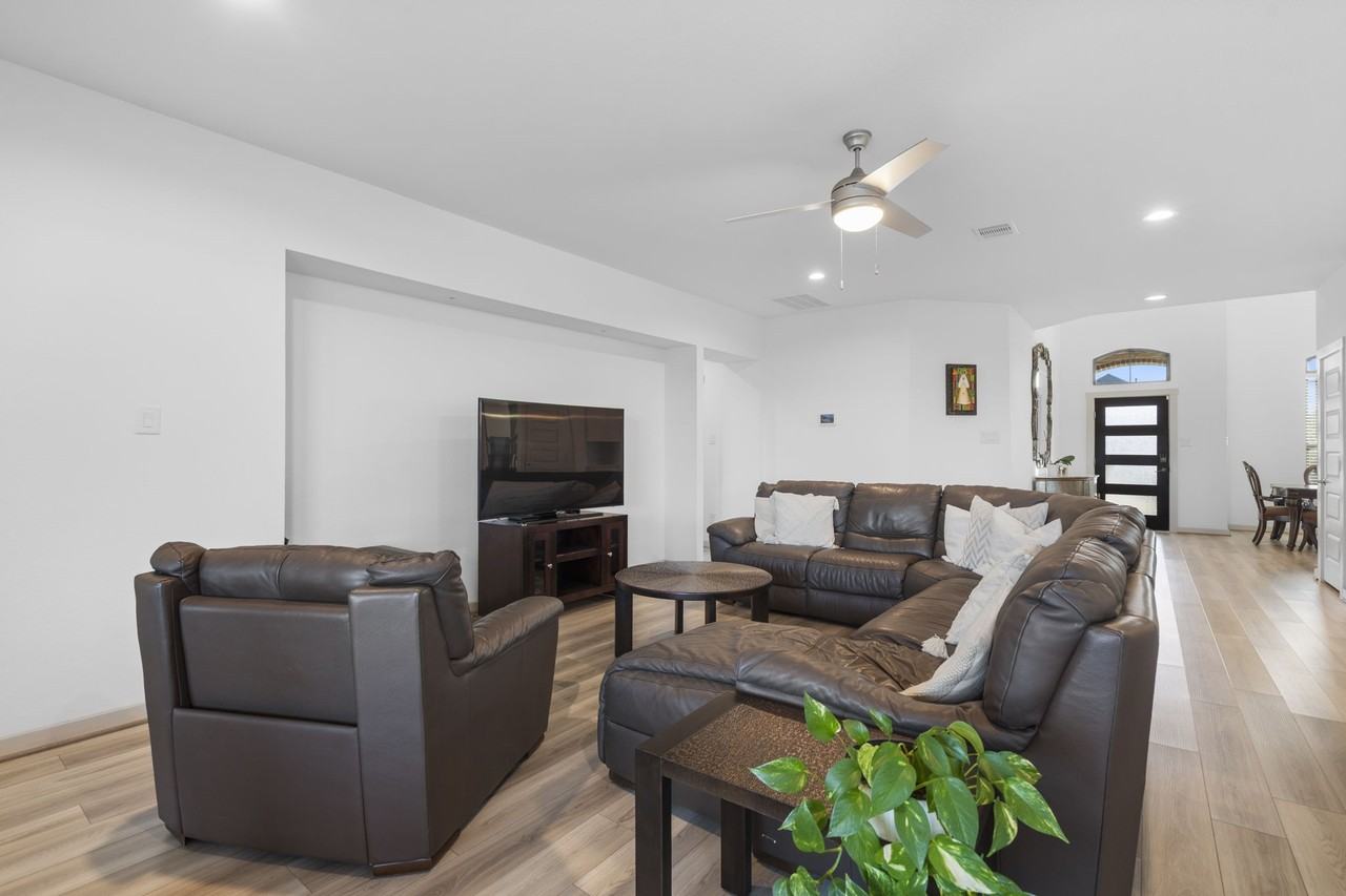 28410 Hannahs Harbor Ln #28410 - Photo 3 of 15