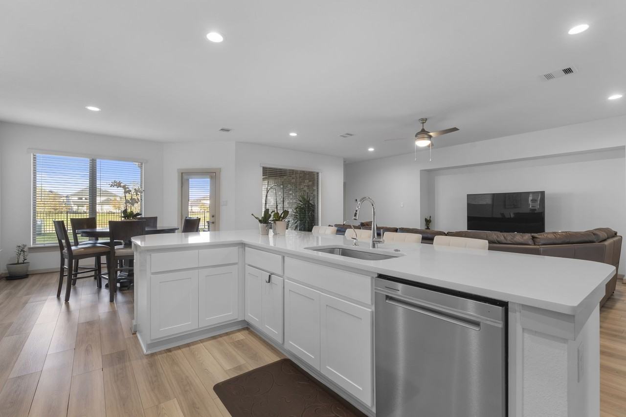 28410 Hannahs Harbor Ln #28410 - Photo 7 of 15