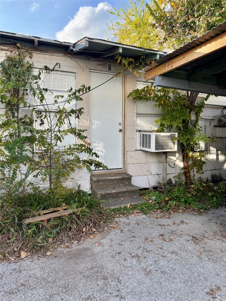 1526 Yale St #1526-2 - Photo 2 of 8