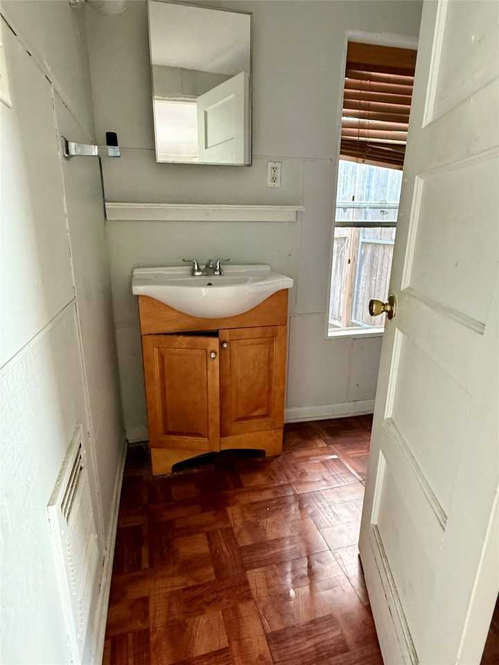 1526 Yale St #1526-2 - Photo 3 of 8