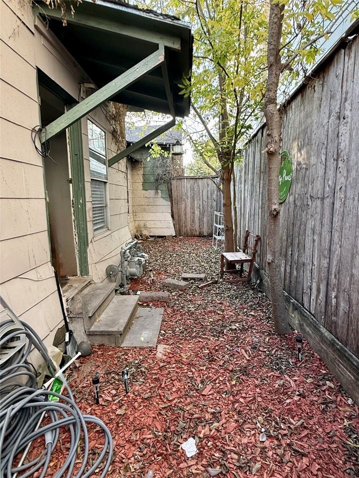 1526 Yale St #1526-2 - Photo 7 of 8