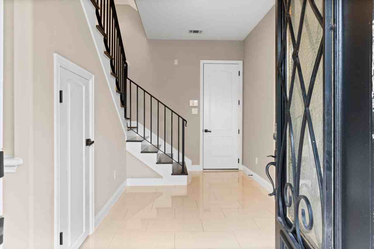 921 W 19th St #921B - Photo 4 of 24