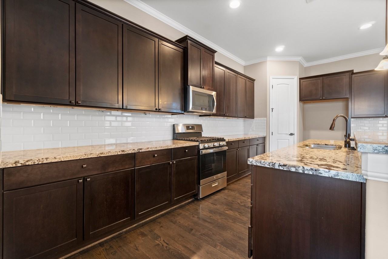 921 W 19th St #921B - Photo 7 of 24